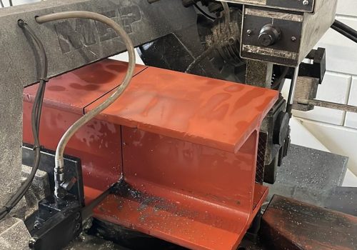 Metaal Zaag zaagt een staalconstructie balk